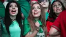 Fans cantik Portugal terlihat kegirangan saat timnya mencetak gol ke gawang Wales pada semi-final Piala Eropa 2016 di Fans Zone Champ de Mars,  Paris, Kamis  (7/7/2016) dini hari WIB. (AFP/Geofroy Van Der Hasselt)