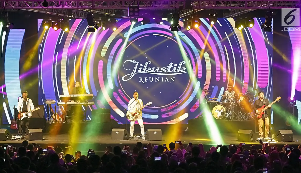 Aksi panggung Jikustik bersama mantan vokalisnya, Pongki Barata (tengah) dalam konser bertajuk 'Jikustik Reunian' di Grand Pasific Hall, Yogyakarta, Jumat (29/3). Sekitar 10 tahun berpisah, Jikustik kembali hadir dengan formasi awal mereka. (Fimela.com/Bambang E. Ros)