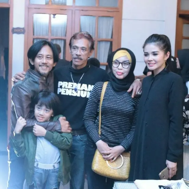 Jarang Terekspos, Ini 7 Potret Epy Kusnandar dan Keluarga Kecilnya