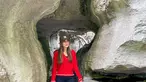 Tidak hanya menikmati serunya liburan ke luar negeri, Luna Maya pun turut menikmati liburannya ke berbagai tempat yang ada di Indonesia. Salah satunya ialah Kampung Karst Ranmang-Ranmang. Pada tempat wisata ini ia menikmati indahnya gua prasejarah yang usianya mencapai puluhan ribu tahun. (Liputan6.com/IG/@lunamaya)