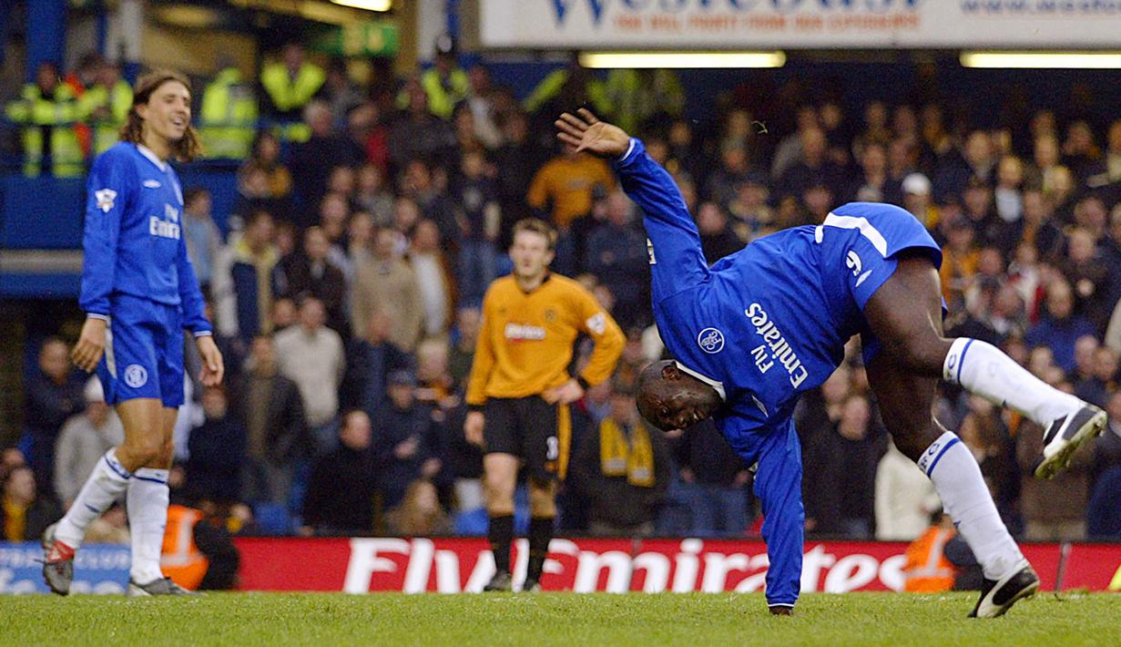 Jimmy Floyd Hasselbaink. Eks striker Belanda yang kini berusia 50 tahun dan telah pensiun pada Juli 2008 bersmaa Cardiff City ini tercatat sempat membela Chelsea selama 4 musim mulai 2000/2001 hingga 2003/2004. Ia total mencetak 12 gol bagi The Blues dari titik penalti di Liga Inggris dari 12 kesempatan alias 100 persen berhasil berbuah gol. (AFP/Jim Watson)
