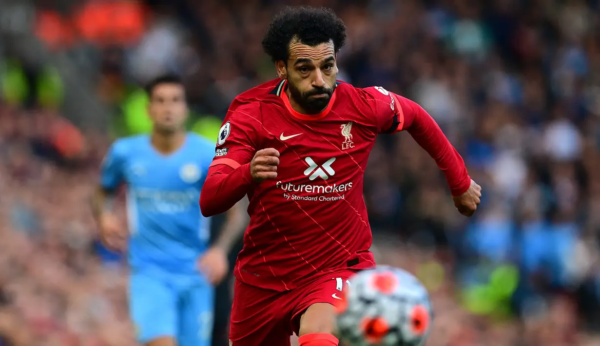 Mohamed Salah. Sayap berusia 29 tahun yang telah memperkuat Liverpool selama 5 musim sejak 2017/2018 ini total telah mencetak 104 gol dari 166 laga di Liga Inggris. Gol teranyar dan yang ke-7 musim ini dicetak saat menang 5-0 atas Watford, 16 Oktober 2021. (AFP/Paul Ellis)