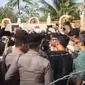 Demonstrasi di Ponpes Al-Zaytun Indramayu, Jawa Barat. (Tangkap layar via Vidio/YouTube Liputan6)