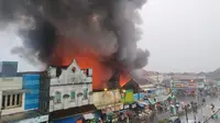 Asap hitam mengepul dari toko yang terbakar di Bobotsari, Purbalingga. (Foto: Liputan6.com/Rudal Afgani Dirgantara)