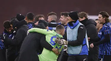 Para pemain Atalanta melakukan selebrasi di akhir pertandingan grup D Liga Champions usai mengalahkan Ajax di Johan Cruyff ArenA di Amsterdam, Belanda, Kamis (10/12/2020). Atalanta memenangkan pertandingan 1-0.  (AP Photo/Peter Dejong)