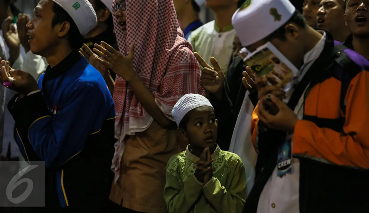 Seorang anak mengikuti peringatan Maulid Nabi Muhammad SAW di Masjid Istiqlal, Jakarta, Kamis (24/12). Kegiatan yang diselenggarakan oleh Majelis Rasulullah dan dihadiri Wapres Jusuf Kalla tersebut diikuti ribuan umat muslim. (Liputan6.com/Faizal Fanani)