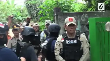 Densus 88 Antiteror Polri meringkus terduga teroris di kawasan Cipayung, Jakarta Timur. Mereka merupakan pasangan suami istri yang sudah lama tinggal di kawasan tersebut.