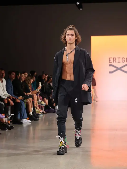 Dalam koleksi debut Erigo X ini, kamu juga bisa menemukan berbagai fashion item, mulai dari kemeja, t-shirt, pants, dan outer. Foto: Document/Erigo.