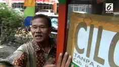 Menolak gerobak dagangannya disita seorang pedagang kaki lima (PKL) melawan petugas Satpol PP