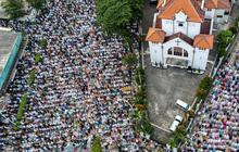 FOTO: Potret Lautan Jemaah Salat Idulfitri Padati Jalanan di Depan Gereja Jatinegara