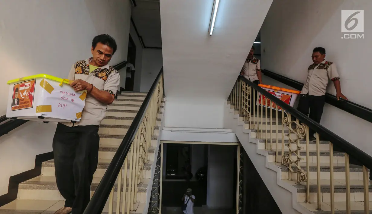 Petugas membawa berkas milik partai politik calon peserta pemilu 2019 di kantor KPU, Jakarta, Selasa (17/10). Selanjutnya akan dilakukan pemeriksaan validitas atas berkas tersebut. (Liputan6.com/Faizal Fanani)