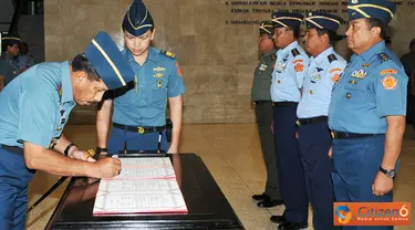 Citizen6, Jakarta: Serah terima jabatan Irjen TNI dari Letjen TNI M Noer Muis kepada Marsdya TNI Sukirno KS dan Asrenum Panglima TNI dari Marsda TNI Amirullah Amin kepada Laksda TNI Among Margono. Kamis (23/6). (Pengirim: Badarudin Bakri)