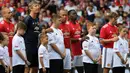 Legenda Manchester United saat bertanding melawan Legenda Barcelona di Stadion Old Trafford, Sabtu (2/9/2017). Pertandingan tersebut merupakan laga amal. (AFP/Paul Ellis)