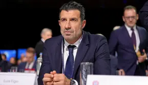Datang ke Jakarta, Luis Figo Tantang Fans Adu Juggling