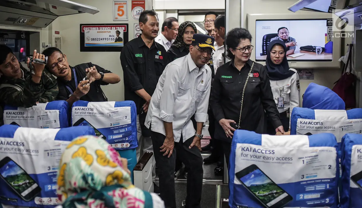 Menteri Perhubungan Budi Karya bersama Menteri Kesehatan Nila Moeloek meninjau pengamanan dan angkutan lebaran 2019 di Stasiun Gambir, Jakarta, Minggu (26/5/2019). Menhub menyatakan moda transportasi kereta api masih menjadi primadona bagi masyarakat yang ingin mudik. (Liputan6.com/Faizal Fanani)