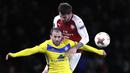 Bek Arsenal, Mathieu Debuchy, duel udara dengan gelandang BATE Borisov, Igor Stasevich, pada laga Liga Europa di Stadion Emirates, Jumat (8/12/2017). Arsenal menang 6-0 atas BATE Borisov. (AP/Kirsty Wigglesworth)