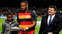 Didier Drogba terima sepatu perak dari Chelsea (101greatgoals)