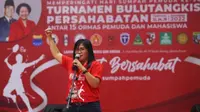 Sekjen Taruna Merah Putih (TMP) Restu Hapsari dalam ajang turnamen bulutangkis persahabatan antar ormas pemuda dan mahasiswa yang digelar PDIP. (Foto: Istimewa).