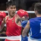 Aksi petinju asal Indonesia Sunan Agung Amoragam saat melawan Mirazizbek Mirzakhalilov asal Uzbekistan di babak semifinal kelas bantam (56 kg) Asian Games 2018 di JIExpo Kemayoran Jakarta pada Jumat (31/8/2018). (Bola.com/Peksi Cahyo)