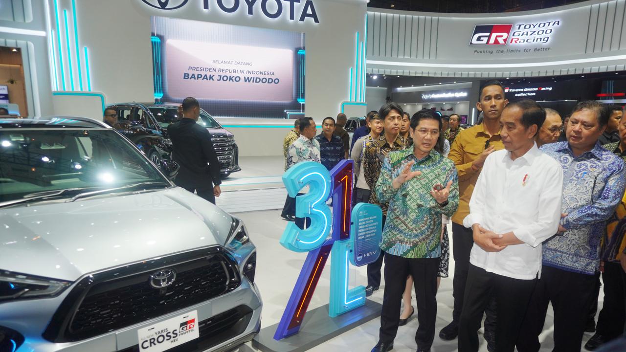 Presiden Joko Widodo (Jokowi) tertarik dengan teknologi yang dihadirkan Toyota Yaris Cross HEV saat mengunjungi booth Toyota di IIMS 2024