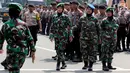 Aparat TNI wanita berjaga saat Hari Buruh Sedunia di depan Istana Negara, Jakarta, Selasa (1/5). Para buruh berbondong-bondong datang menuju Istana Kepresidenan membawa bendera dan atribut masing-masing serikat kerjanya. (Liputan6.com/Johan Tallo)