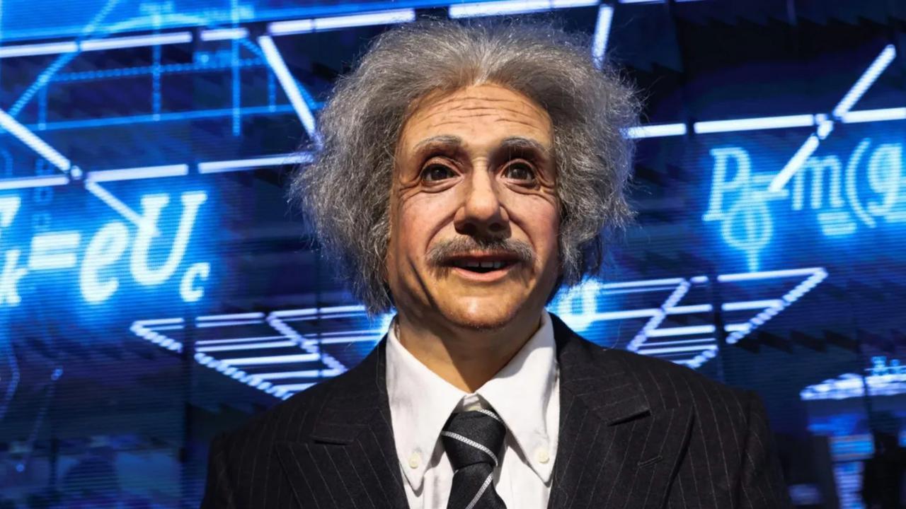 Albert Einstein Dihidupkan Lagi dengan Muka Lebih Seram Tiba-Tiba Masuk ke Sebuah Toko, Begini Penampakannya