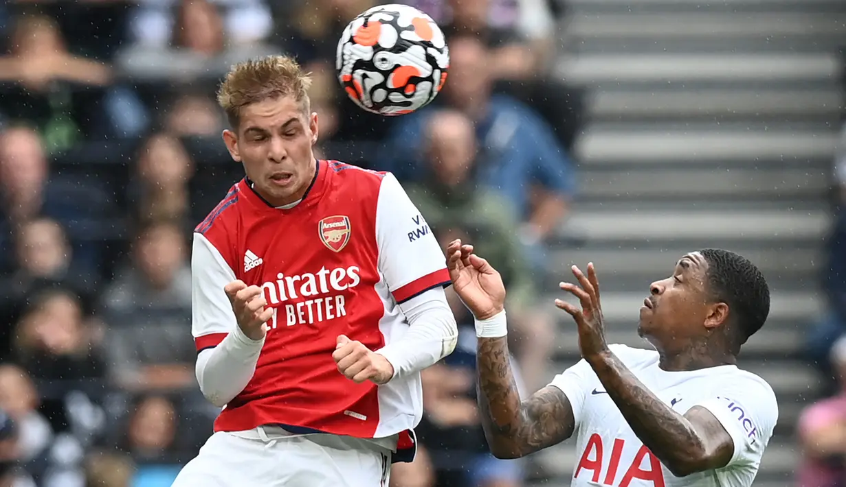 Emile Smith Rowe. Gelandang serang Inggris berusia 21 tahun yang memperkuat Arsenal sejak awal musim 2020/2021 usai dipromosikan dari tim U-23 ini mampu mencetak 10 gol dan 2 assist dari 33 laga di Liga Inggris selama musim 2021/2022.  (AFP/Glyn Kirk)