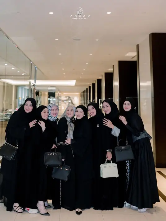 Dalam bukber kali ini, para anggota geng Mamayu kompak mengenakan outfit hitam. Bahkan penampilan mereka mencuri perhatian. [Foto: Instagram/dindahw/@askar_photography]