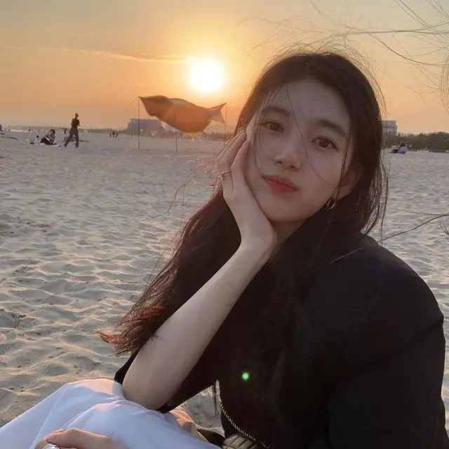 Potret Bae Suzy Pamer Wajah Manis Sambil Menopang