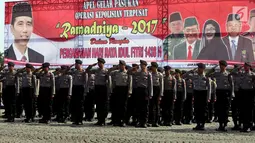 Peserta upacara memberikan hormat saat apel pasukan operasi Ramadniya 2017 di lapangan silang Monas, Jakarta, Senin (19/6). Operasi akan digelar guna mengantisipasi berbagai tingkat kerawanan yang mungkin terjadi selama lebaran. (Liputan6.com/Johan Tallo)
