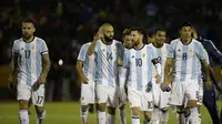 Lionel Messi memimpin Argentina lolos ke Piala Dunia 2018 usai mengalahkan Ekuador 3-1 di Estadio Olímpico Atahualpa, Rabu (11/10/2017). Messi mencetak hattrick di laga itu. (AP Photo/Fernando Vergara)