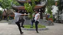 Pemuda Vietnam memainkan permainan "da cau" atau bulutangkis menggunakan bagian tubuh di dalam kompleks kuil Budha di Hanoi pada 25 Oktober 2019. Olahraga ini berasal dari China dan sudah dimainkan sejak lebih dari 2.000 tahun lalu. (Nhac NGUYEN / AFP)
