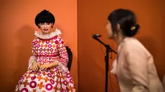 Seorang wanita berbicara dengan robot android 'totto' yang dimodelkan membentuk karakter salah satu bintang televisi terkenal Jepang, Tetsuko Kuroyanagi, saat dipamerkan selama World Robot Summit di Tokyo, 18 Oktober 2018. (Behrouz MEHRI/AFP)