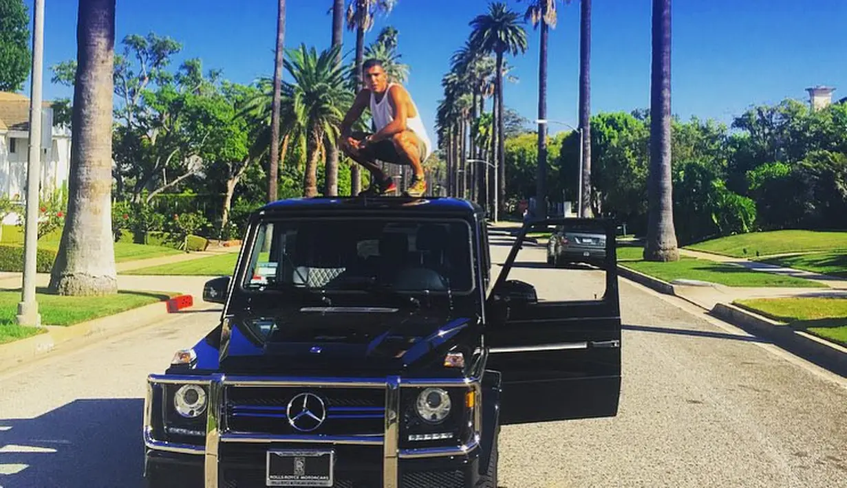 Dilansir dari TMZ, kamera cctv menangkap Younes Bendjima yang tiba-tiba memukul seorang pria. (instagram/younesbendjima)