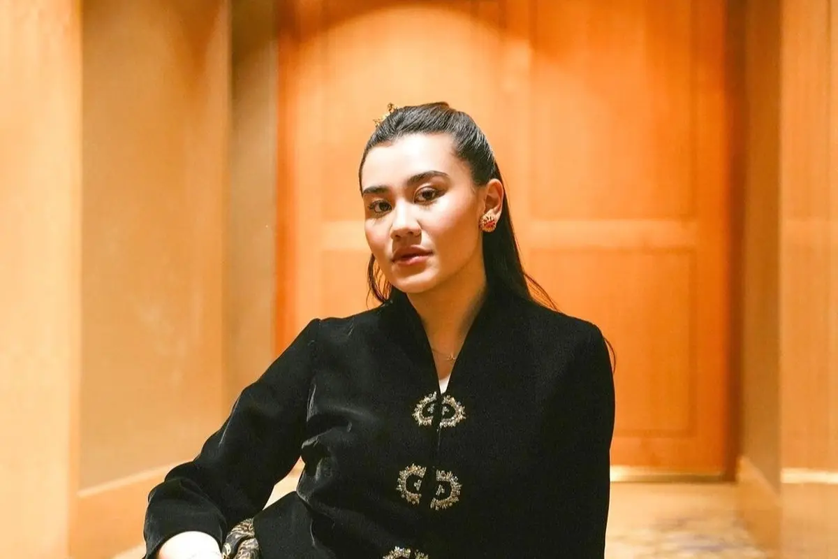 Aaliyah Massaid hadir di acara ulang tahun brand kecantikan, dia tampil anggun dalam balutan kebaya hitam