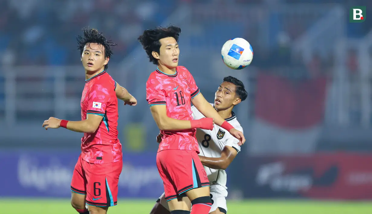 <p>Pemain Timnas Indonesia U-23, Rayhan Hannan, berebut bola dengan pemain Timnas Korea Selatan U-23,&nbsp;Park Hyunbin, dalam laga terakhir Grup J Kualifikasi Piala Asia U-23 2025 di Stadion Gelora Delta, Sidoarjo, Jawa Timur pada Selasa (9/9/2025) malam WIB. (Bola.com/Abdul Aziz)</p>