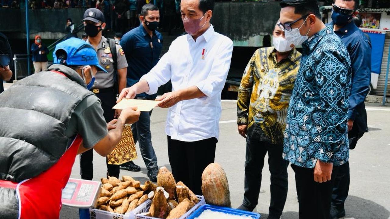 Presiden Jokowi meninjau dan memberikan bantuan tunai untuk pedagang kaki lima dan warung di Pasar Sederhana Kota Bandung, Senin (17/1/2022).
