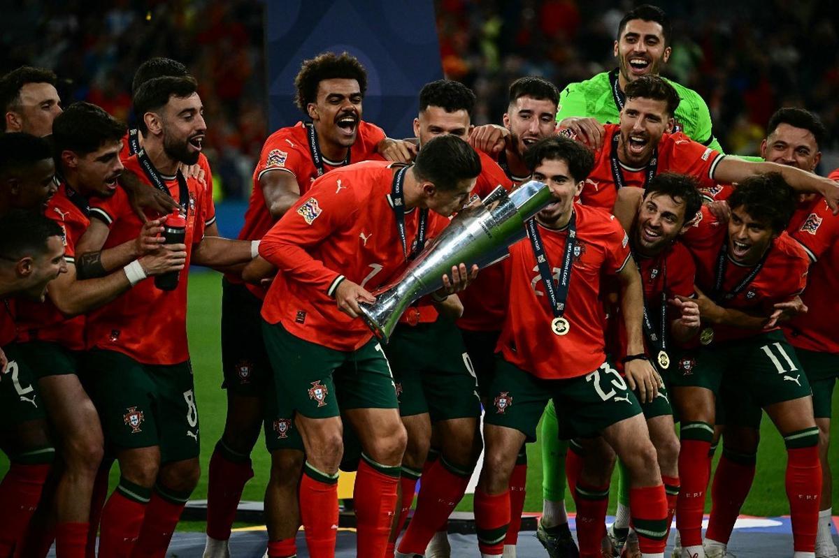 Cristiano Ronaldo Bawa Portugal Raih Juara UEFA Nations League di Umur 40 Tahun
