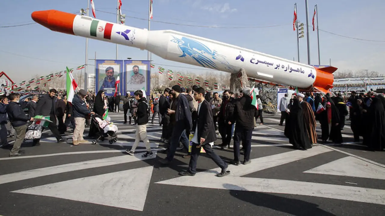 Pembawa satelit Simorgh dua tahap Iran ditampilkan di Teheran. (AFP)