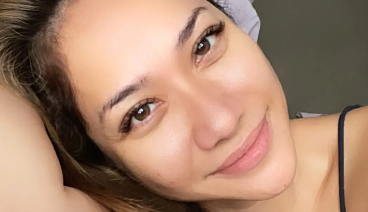 Dalam beberapa kali kesempatan liburan, BCL juga mengunggah foto selfie pamer bare face. Ibu satu anak ini memang tak pernah gagal tampil bak remaja dengan auranya yang bersinar luar biasa. Foto: Instagram.