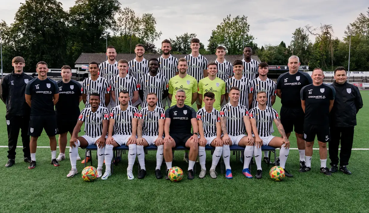 Merthyr Town FC. Klub semi-profesional Wales yang berdiri pada 1909 ini mulai bergabung dengan sepak bola Inggris pada 1920 dan bermain di Football League Third Division hingga 1930. Pada 1934 klub dibubarkan dan digantikan oleh Merthyr Tydfil FC. Pada 2010 Merthyr Town FC dihidupkan kembali usai Merthyr Tydfil FC dibekukan. Saat ini Merthyr Town FC berkiprah di kasta ke-7 sepak bola Inggris dengan berkompetisi di Southern League Premier Division South. (merthyrtownfc.co.uk)