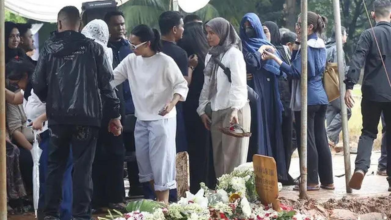 6 Potret Sheila Dara di Pemakaman Vidi Aldiano, Kenakan Pashmina Warna Biru
