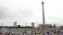 Massa Demo 2 Desember memadati lapangan Monas, Jakarta, Jumat (2/12). Aksi Damai 2 Desember ini  digelar sebagai lanjutan dari aksi 4 November 2016. (Liputan6.com/Faizal Fanani)