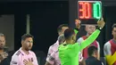 <p>Momen yang ditunggu Lionel Messi dan para penggemar datang delapan menit babak kedua berjalan. Messi masuk menggantikan Benjamin Cremaschi. (AP Photo/Rebecca Blackwell)</p>