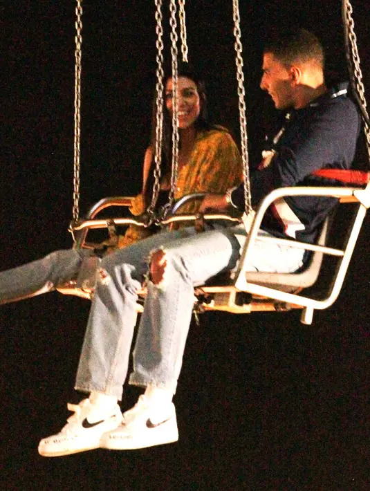 Love is in the air! Mereka nampaknya menikmati kencan di acara 36th Annual Malibu Kiwanis Chili Cook-Off on Friday. (BackGrid/USMagazine)