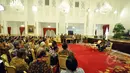Presiden Joko Widodo menyaksikan penandatanganan nota kesepahaman (MoU) tentang Gerakan Nasional Penyelamatan SDA di Istana Kepresidenan, Jakarta, Kamis (19/3/2015). 29 Kementerian serta 12 pemprov menandatangani MoU tersebut. (Liputan6.com/Faizal Fanani)