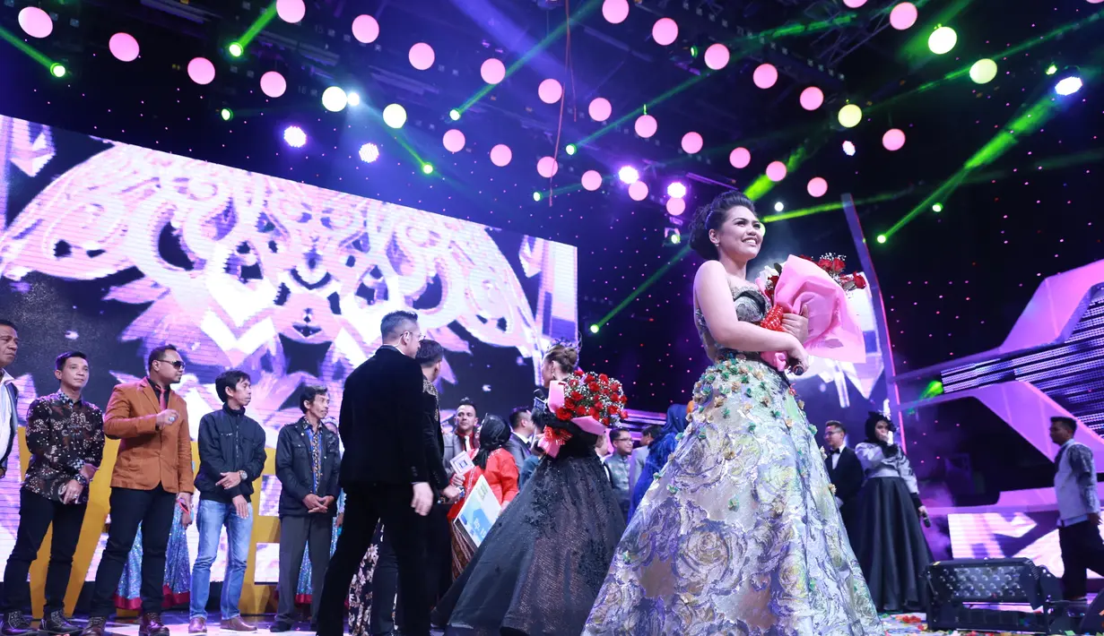 Suasana tegang terjadi saat detik-detik pengumuman pemenang selama beberapa menit. Tiga finalis berdiri diatas panggung megah dengan menungu nilai para dewan juri. Ketegangan begitu terlihat diantara mereka. (Adrian Putra/Bintang.com)