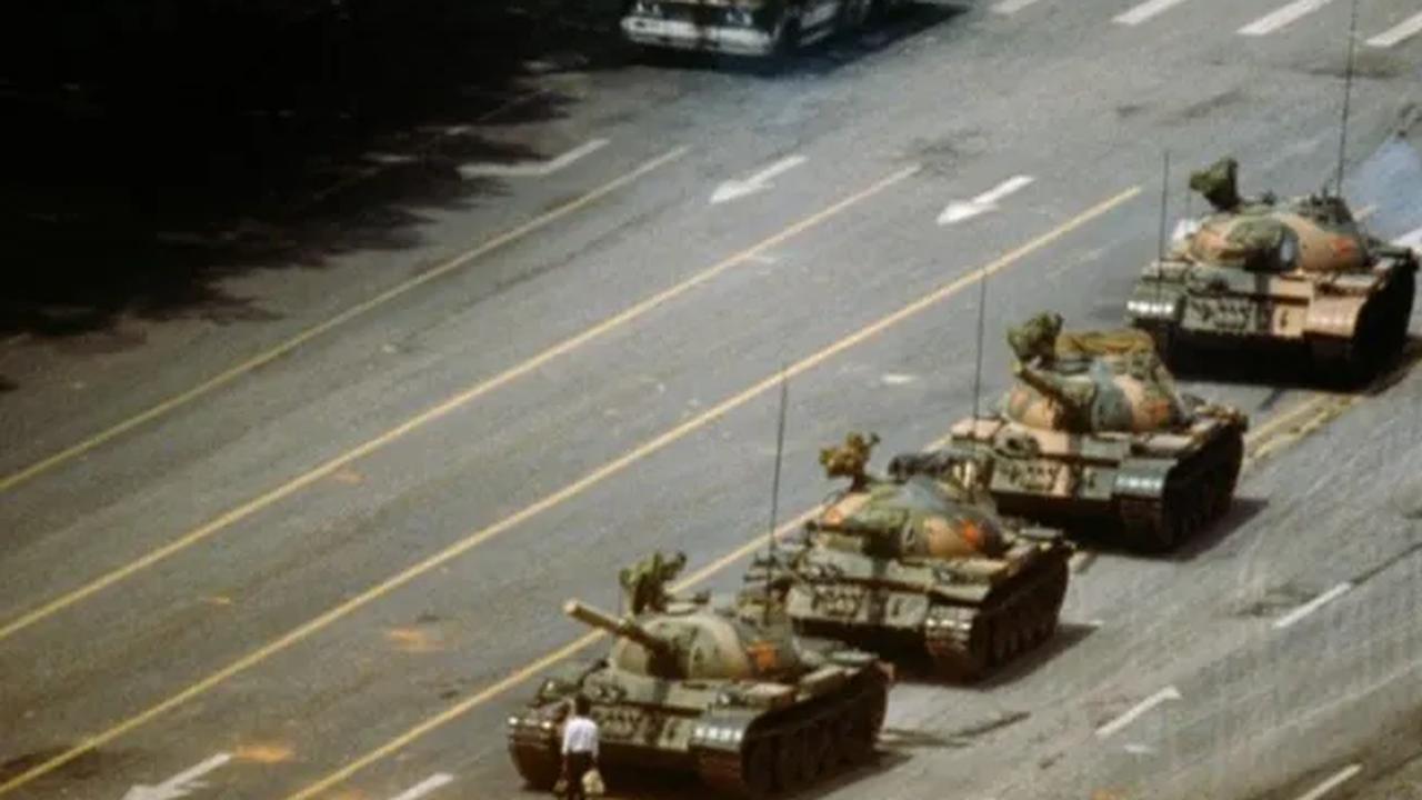 Tank Man - Jeff Widener, 1989

5 Juni 1989. Pagi hari setelah militer China menyerbu Lapangan Tiananmen, seorang pria berdiri di depan barisan tank. Ketika tank itu hendak bergeser dia berulang kali mengikuti gerakan tank itu dengan maksud menghalangi.