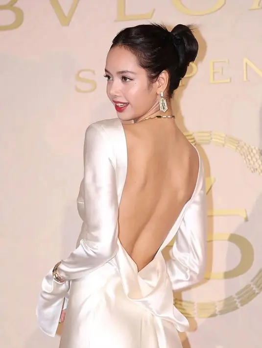 Bold makeup dengan lipstik merah merona, menyempurnakan keseluruhan penampilan Lisa BLACKPINK kali ini. Foto: Instagram.