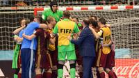 Para pemain Rusia merayakan keberhasilan mereka lolos ke babak final Piala Dunia Futsal 2016. Rusia menaklukkan Iran dengan skor 4-3 pada fase semi final, di Medellin, Rabu (28/9/2016) pagi WIB.  (AFP/STR)